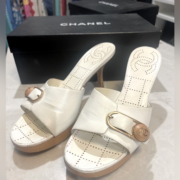 Chanel beautiful InterlockingCC Logo Sandals  size 7 in EUC with box - Picture 1 of 10